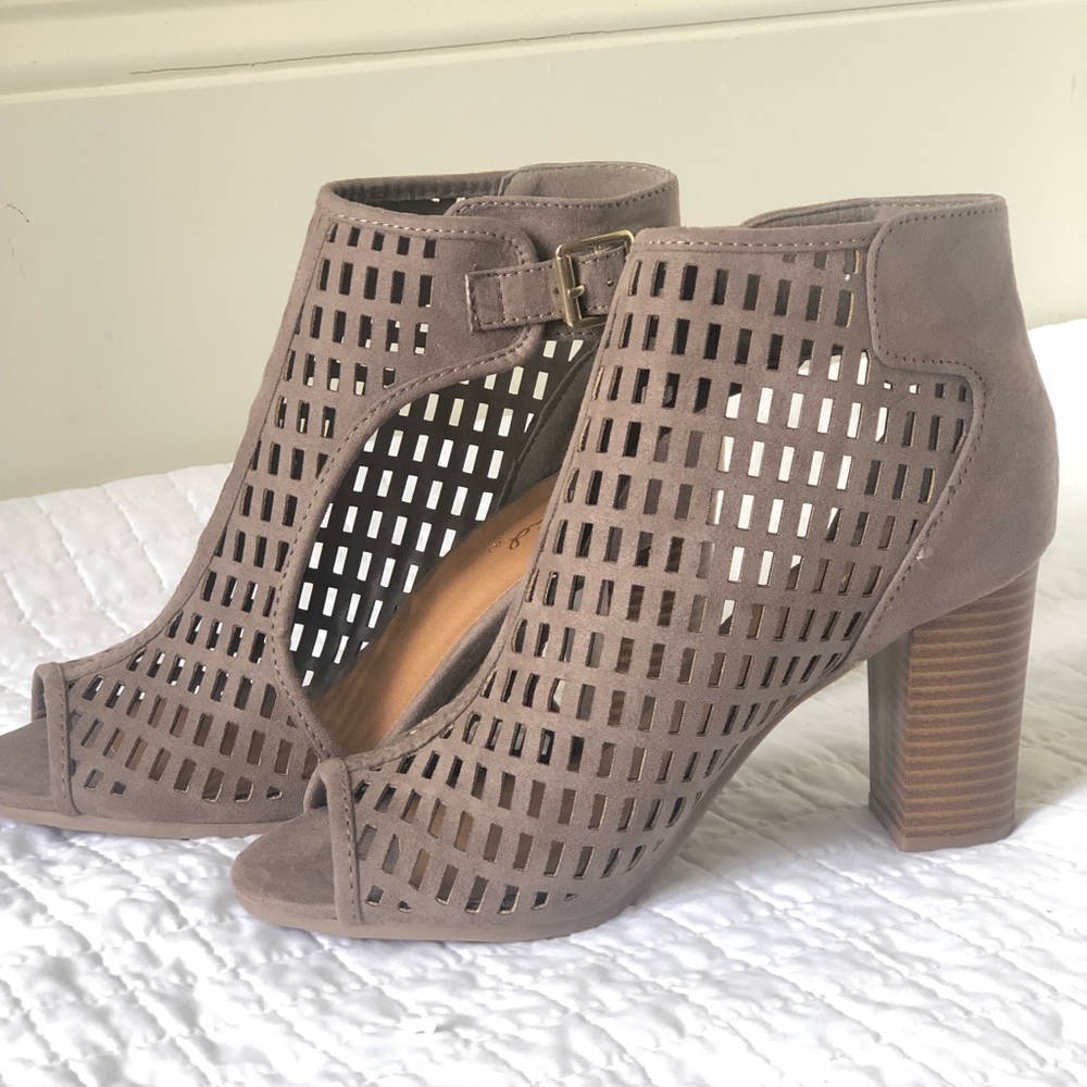 Shoes  Brand NEW IN BOX 3.5 “ heel - Picture 3 of 7